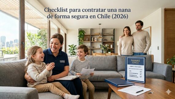 Nana profesional interactuando con niños mientras los padres la observan después de chequear recomendaciones laborales para contratar una nana